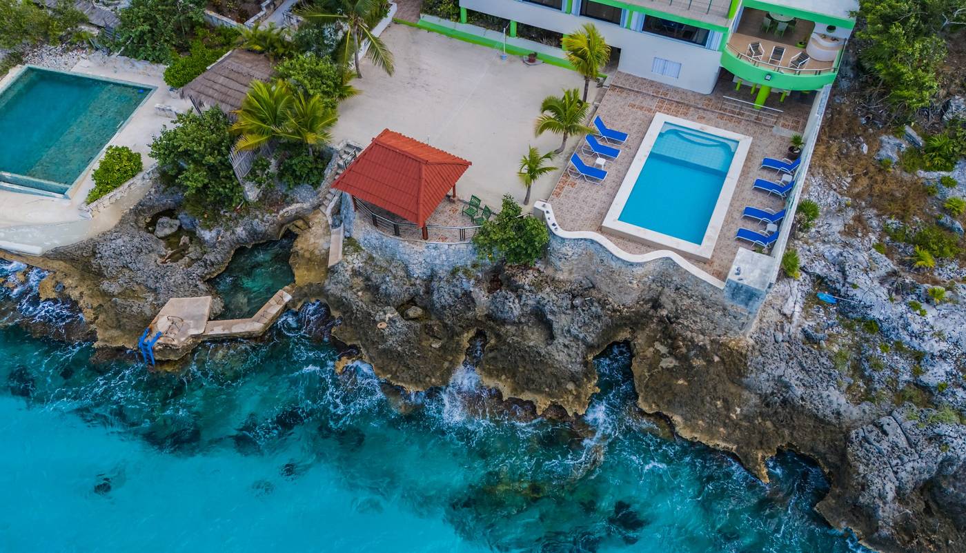 The pool at Las Iguanas over the surf